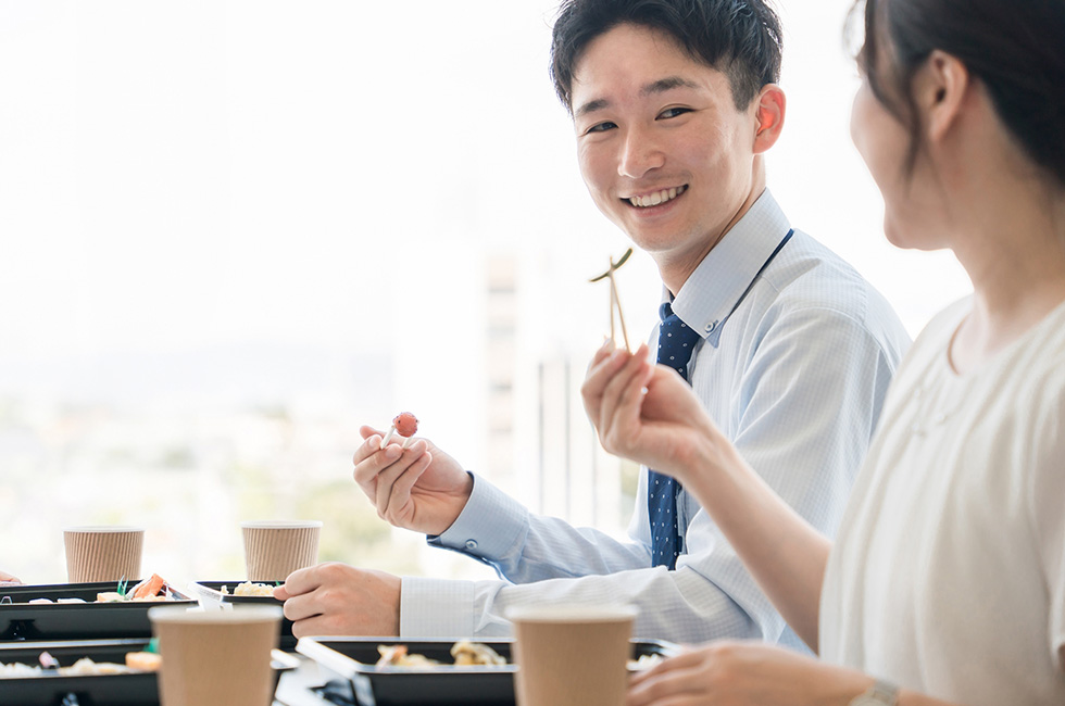 社員食堂と弁当補助、福利厚生費として選ぶならどっち？コスト・税制・満足度を徹底比較